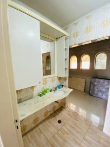 uma casa de banho com um lavatório e um espelho grande em Chácara com Piscina e Amplo Quintal em Embu