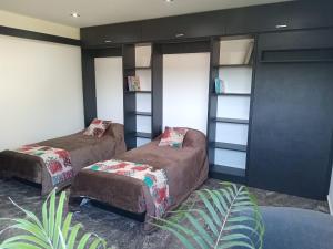 a room with two beds and shelves at Casa Vida in Sierra de los Padres