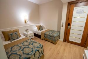 Postel nebo postele na pokoji v ubytování J'adore Deluxe Hotel & Spa Ultra All Inclusive