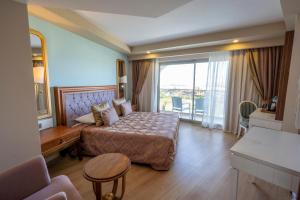 Postel nebo postele na pokoji v ubytování J'adore Deluxe Hotel & Spa Ultra All Inclusive