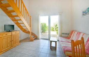 ein Wohnzimmer mit einem Sofa und einer Treppe in der Unterkunft Nice Home In Calvisson With Kitchen in Calvisson