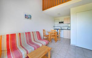 ein Wohnzimmer mit einem Sofa und einem Tisch in der Unterkunft Nice Home In Calvisson With Kitchen in Calvisson