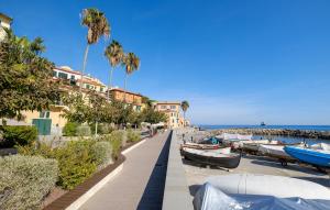 un marciapiede accanto a una spiaggia con barche su di esso di 4 Bedroom Awesome Apartment In Imperia a Imperia