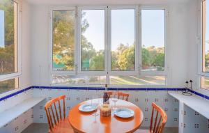 comedor con mesa y 4 ventanas en Amazing Apartment In Orihuela With Wifi, en Orihuela