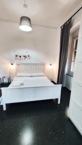 Postel nebo postele na pokoji v ubytování camera colombo 12 Genova Rooms