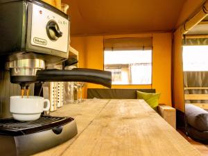 Una máquina de café encima de una mesa de madera en Lodge Holidays - Les 3 Cantons, en Saint-Antonin