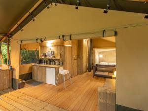una cocina abierta y una sala de estar en una casa pequeña en Lodge Holidays - Les 3 Cantons, en Saint-Antonin