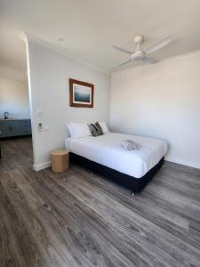 een slaapkamer met een bed en een plafondventilator bij Wambenger Lodge in Collie