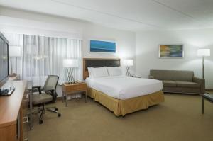 ein Hotelzimmer mit einem Bett, einem Schreibtisch und einem Stuhl in der Unterkunft Holiday Inn Express Hershey-Harrisburg Area, an IHG Hotel in Hershey