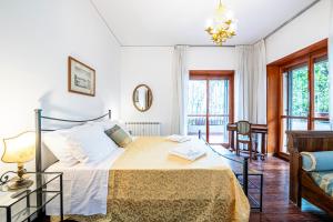 佛羅倫斯的住宿－[Lungarno] Casa esclusiva，一间卧室配有一张床和一张沙发