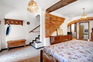1 dormitorio con cama, piano y escalera en Appartamento Piazza Bertamino, en Bonassola