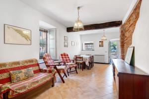 una sala de estar con un sofá y una mesa en Appartamento Piazza Bertamino, en Bonassola