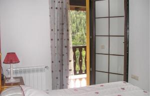 2 Bedroom Lovely Apartment In Villaviciosa في فيافيثيوسا: غرفة بسرير ونافذة مطلة