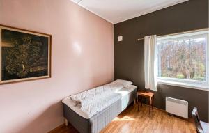 um pequeno quarto com uma cama e uma janela em Amazing Apartment In Stavanger With Wifi em Stavanger