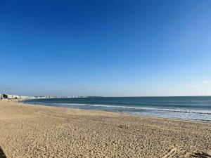 een zandstrand met de oceaan op de achtergrond bij Appartement Pornichet, 2 pièces, 4 personnes - FR-1-245-132 in Pornichet