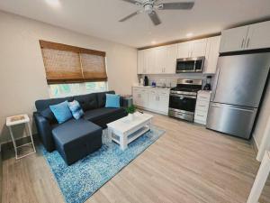 sala de estar con sofá y cocina en Hidden Beach Bungalow, en New Smyrna Beach