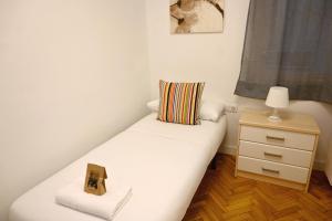 Ένα ή περισσότερα κρεβάτια σε δωμάτιο στο Homenfun Barcelona Eixample ll