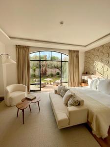 Postel nebo postele na pokoji v ubytování Ksar Char-Bagh Small Luxury Hotels