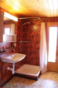 Koupelna v ubytování Family-friendly chalet apt with balcony