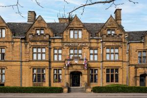 um grande edifício de tijolos com o hall da universidade em Whately Hall Hotel em Banbury