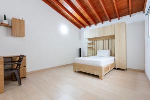 a bedroom with a bed and a desk at Lindo loft en corazón de Medellín Pet Friendly 206 in Medellín