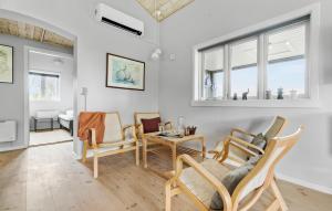 ein Wohnzimmer mit Tisch und Stühlen in der Unterkunft Three-Bedroom Holiday Home In Glesborg in Glesborg + 29 Fotos