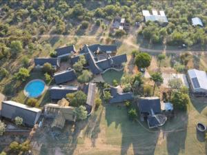 una vista aérea de una casa con piscina en Bushveld Venue, en Mabula