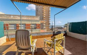 2 sillas sentadas en el balcón de un edificio en Lovely Apartment In San Javier With Wifi, en San Javier