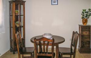 comedor con mesa y sillas en 2 Bedroom Amazing Apartment In Villaviciosa en Villaviciosa
