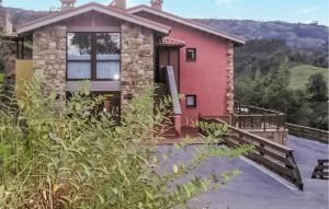 ein rosafarbenes Haus mit einer Rampe, die zu ihm führt in der Unterkunft Lovely Apartment In Villaviciosa in Villaviciosa