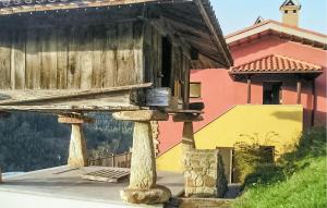 ein Gebäude mit einem Holzdach und davor stehenden Säulen in der Unterkunft Lovely Apartment In Villaviciosa in Villaviciosa + 3 Fotos