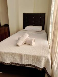 - un lit avec 2 serviettes dans l'établissement BALŞEN HOTEL, à Anamur