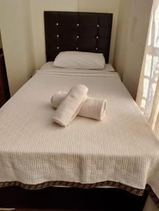 un letto con due asciugamani sopra di BALŞEN HOTEL a Anamur