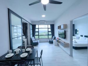 1 dormitorio y sala de estar con mesa de comedor. en SIMPLY RELAX HOME JQ KOTA KINABALU near SURIA SABAH MALL 亚庇好窝, en Kota Kinabalu