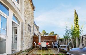 eine Terrasse mit Stühlen, einem Tisch und einem Zaun in der Unterkunft Cozy Home In Pennautier With Wifi in Pennautier