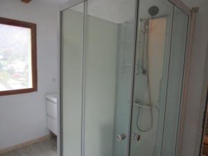 una ducha con puerta de cristal en un baño en Charmante maison familiale 7 chambres à Cauterets - FR-1-234-244, en Cauterets 10 fotos más