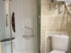 a small bathroom with a toilet and a shower at Studio Balaruc-les-Bains, 1 pièce, 2 personnes - FR-1-553-80 in Balaruc-les-Bains