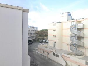 Vista al árido de un edificio con una escalera de caracol en Studio Balaruc-les-Bains, 1 pièce, 2 personnes - FR-1-553-80, en Balaruc-les-Bains