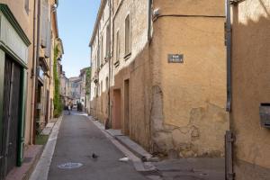 an empty alley way with a building and a street at L'antiquaire - 3 chambres - Hypercentre - Wifi in LʼIsle-sur-la-Sorgue