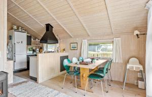 een keuken en eetkamer met een houten tafel en stoelen bij Awesome Home In Svendborg With Kitchen in Svendborg