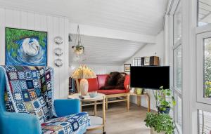 sala de estar con sofá y TV en 2 Bedroom Stunning Home In Havndal, en Havndal