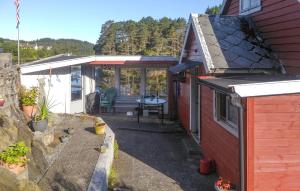 una vista esterna di una casa con patio di Gorgeous Home In Rossland With Wifi a Rossland