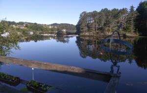 - une vue sur une masse d'eau avec deux paniers dans l'établissement Gorgeous Home In Rossland With Wifi, à Rossland
