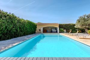 een zwembad voor een villa bij La Villa Mont Ventoux - piscine jacuzzi in Carpentras