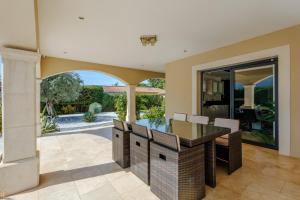 cocina abierta y comedor con mesa y sillas en La Villa Mont Ventoux - piscine jacuzzi, en Carpentras