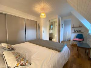 - une chambre avec un grand lit blanc dans l'établissement Maison Perros-Guirec, 2 pièces, 2 personnes - FR-1-368-249, à Perros-Guirec