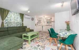 PalitにあるNice Apartment In Palit With Kitchenの緑のソファとテーブルのあるリビングルーム