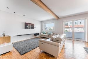 a living room with a couch and a tv at GuestReady - Urban Retreat in Gaia in Vila Nova de Gaia +34 photos