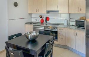 Η κουζίνα ή μικρή κουζίνα στο 4 Bedroom Amazing Home In Ortigueira