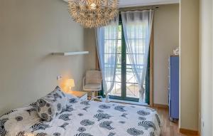 Ένα ή περισσότερα κρεβάτια σε δωμάτιο στο 4 Bedroom Amazing Home In Ortigueira +4 φωτογραφίες